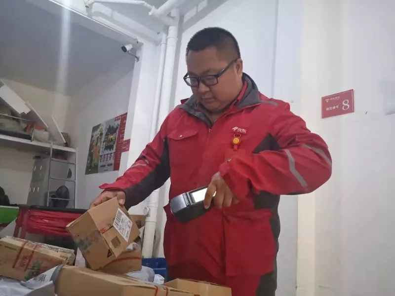 七旬老人走失,儿子突然接到快递电话:您的妈妈