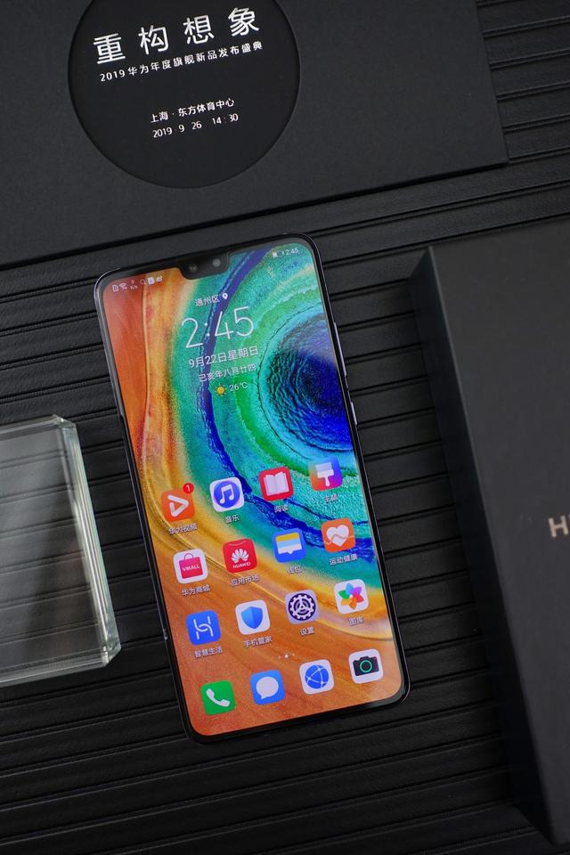 可以做到不发光,所以我们看到华为mate30可以支持息屏显示,日常使用不