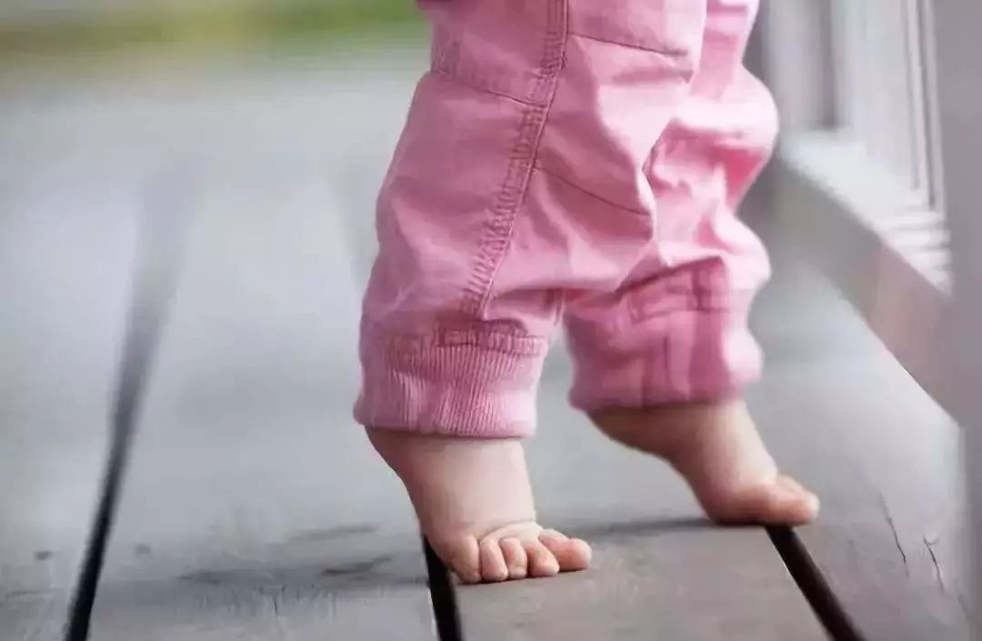 育儿专家提醒:婴儿初学走路5种姿势需及时纠正
