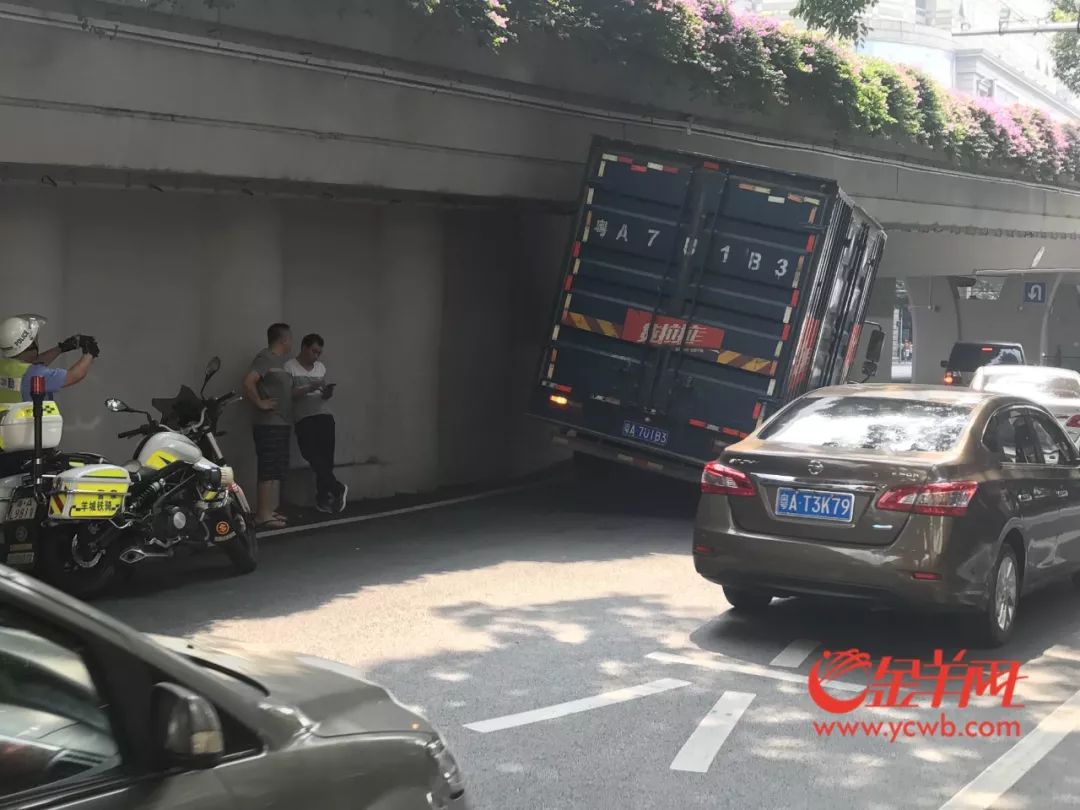 广州一货车猛怼高架桥,车轮悬空被卡死!