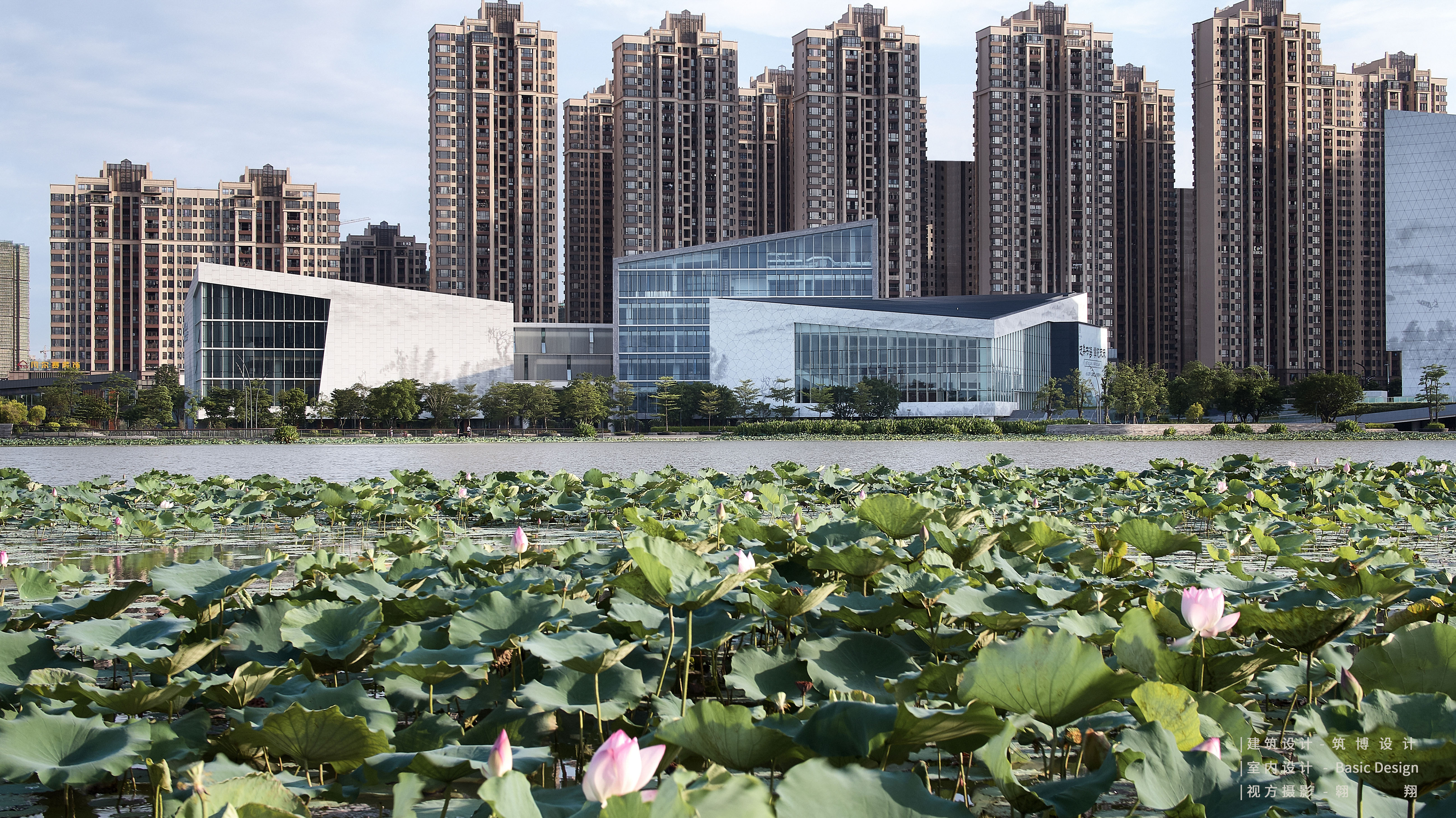 三水文化中心落址佛山市三水新城核心区荷香湖畔,作为城市三水的新