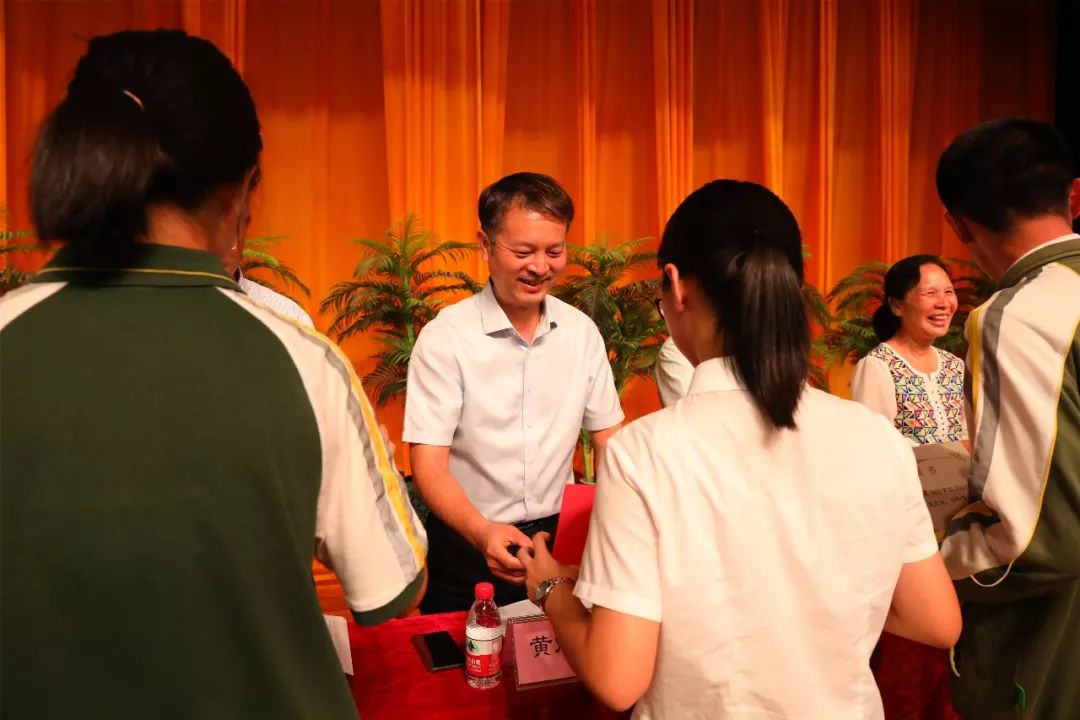 雷学武与黄灿明校长颁发广发银行高考名校奖东莞银行张孟军副行长与