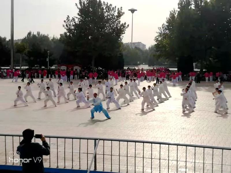 乐亭县中老年人庆祝新中国成立70周年暨欢度重阳节健身操展演在青春