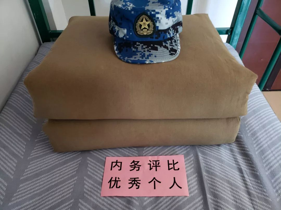 其中我院 塔拉同学还获得了 军训内务优秀标兵