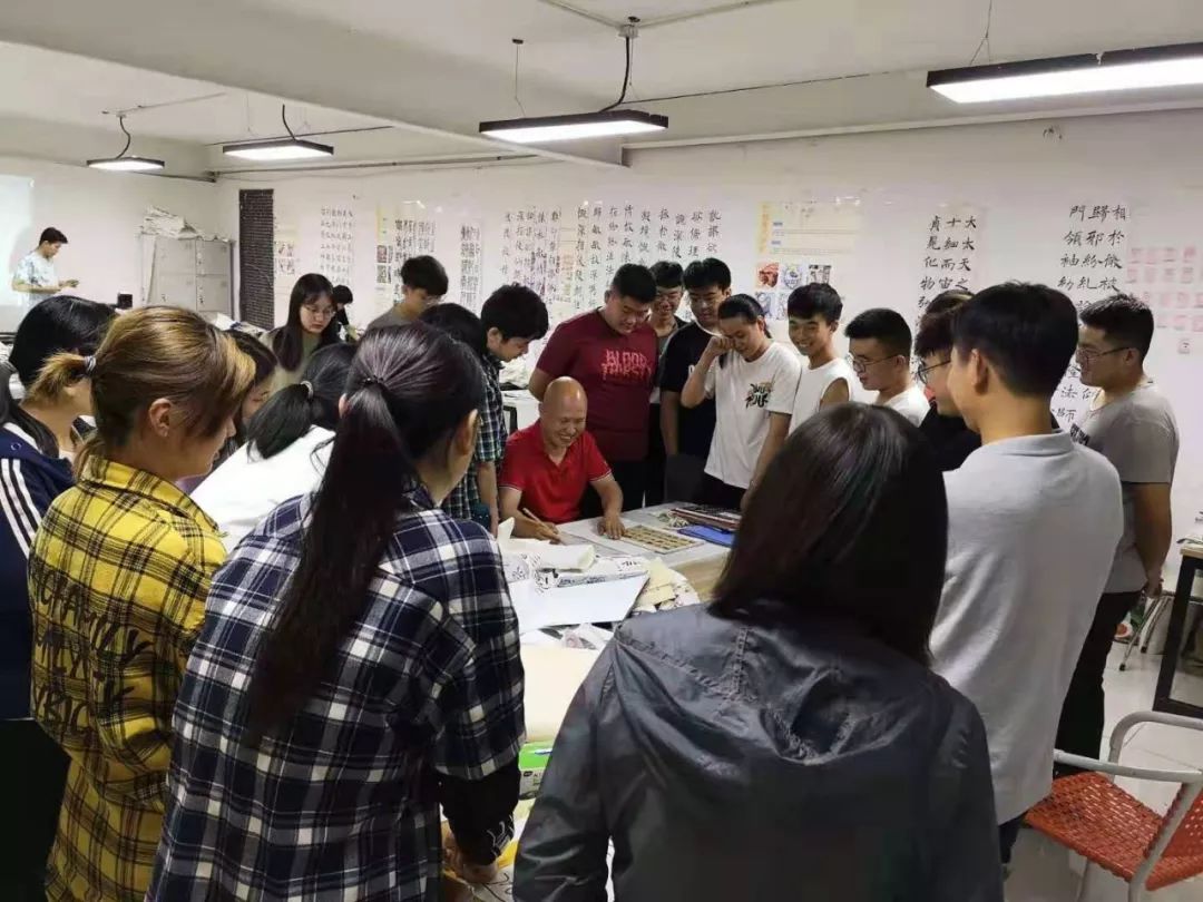 笔酣墨饱艺苑画室高考书法班正式启动
