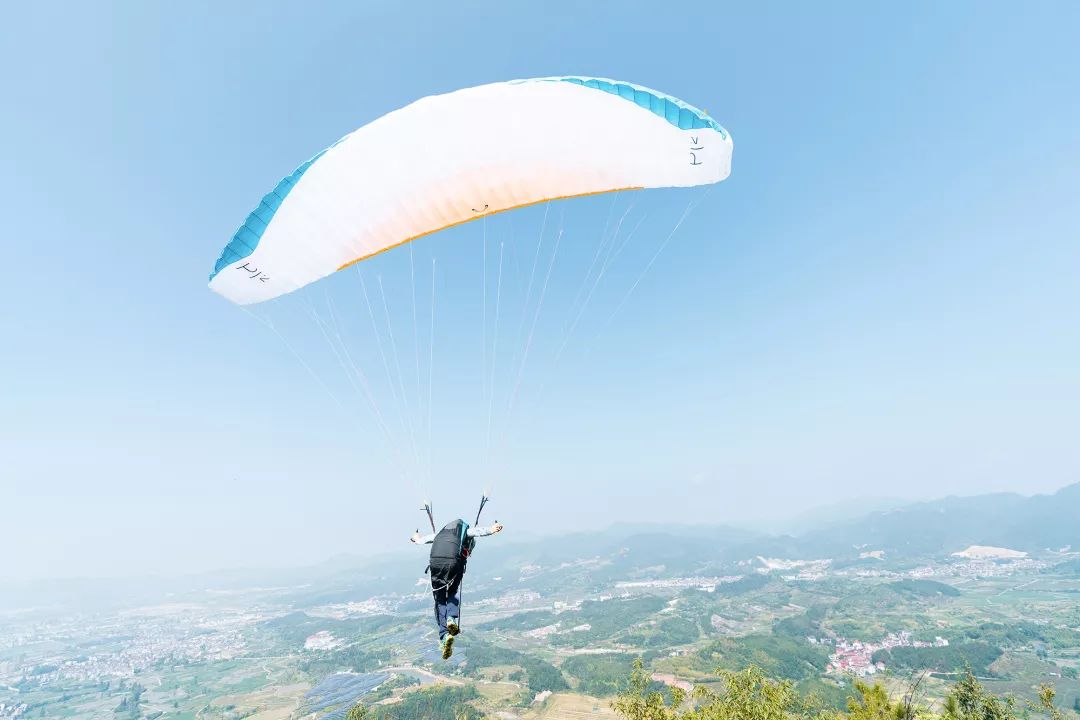 巅峰对决,全国滑翔伞定点联赛在缙开赛!