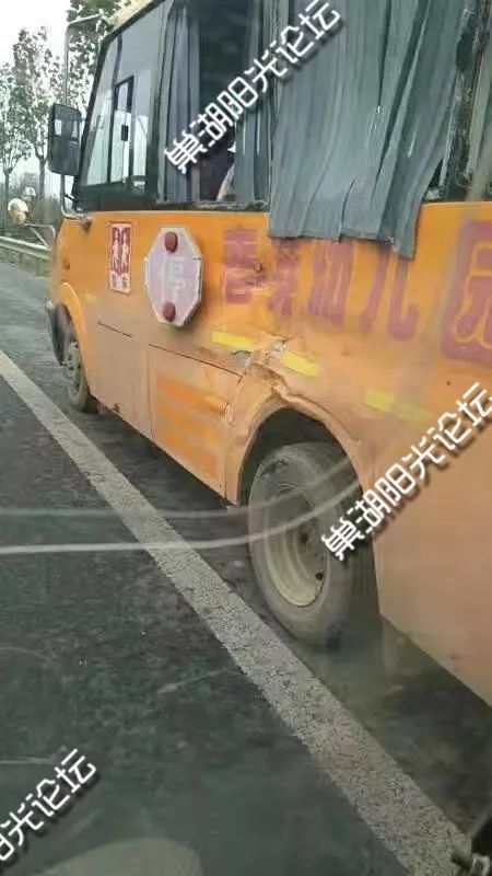 【现场视频】巢湖某幼儿园校车被撞!车窗玻璃