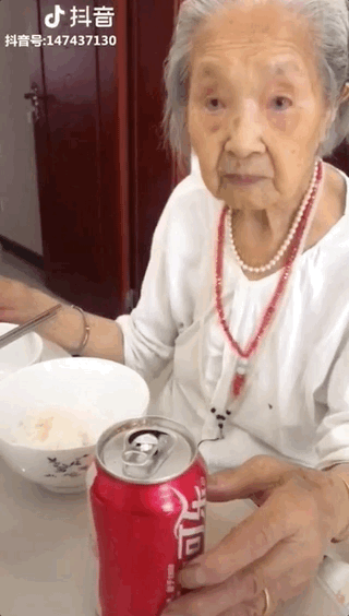 抖音“百岁吃货奶奶”，喝可乐吃烧烤，无辣不欢爱火锅，像极了90后