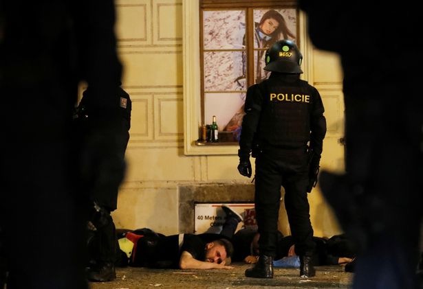 英格兰球迷又惹事！与捷克警察起冲突 10人被捕
