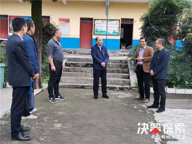 内乡县教体局党组书记局长孟海波深入夏馆镇中小学调研工作