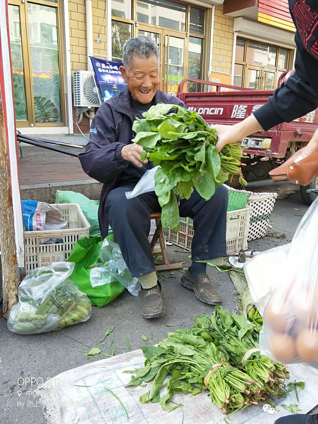 请善待大集上那些卖菜的老人们_大爷