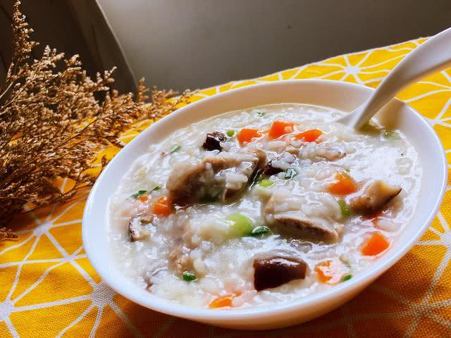 【香菇胡萝卜排骨粥】需要准备的食材如下 排骨一小根,胡萝卜一小截