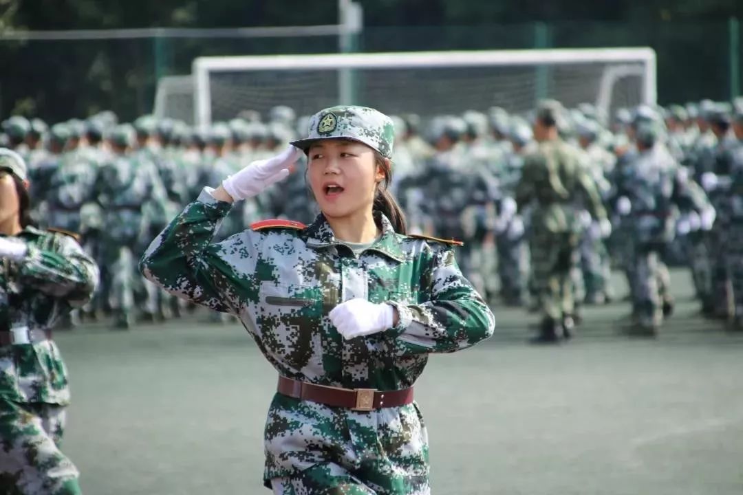 在雄伟壮丽的国歌声中,四川民族学院大一新生的军训汇演拉开序幕.