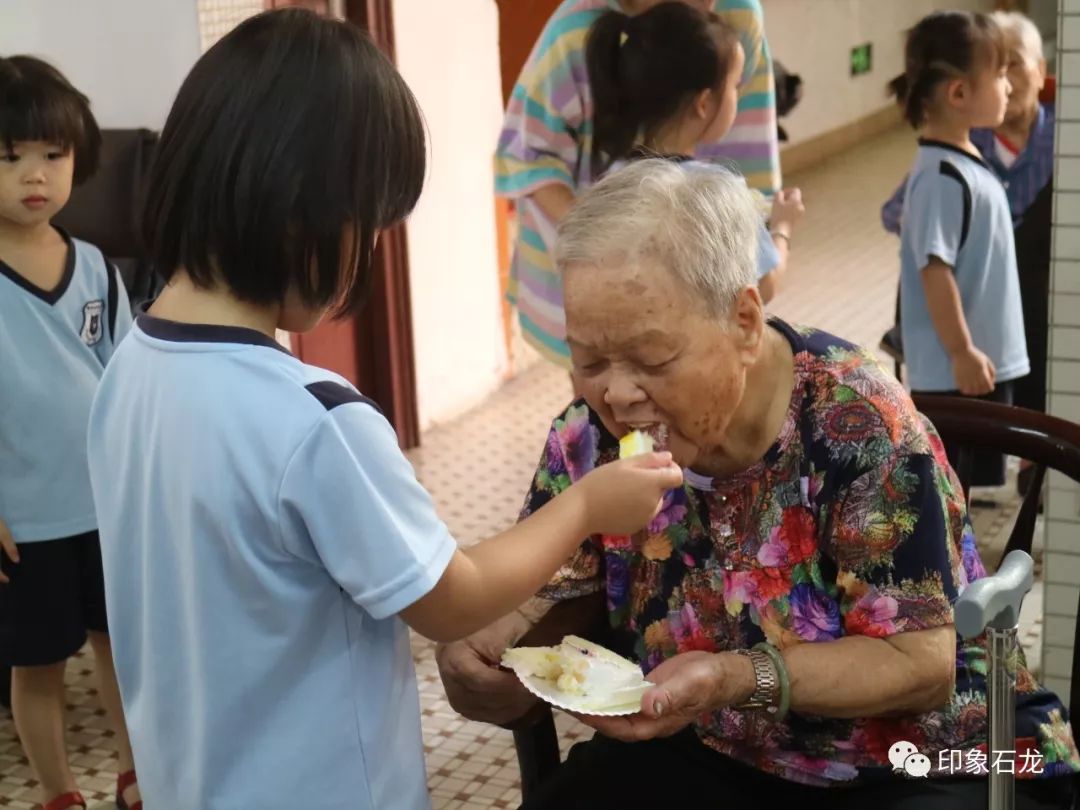 萌娃为敬老院长者庆生老幼同乐分享甜蜜