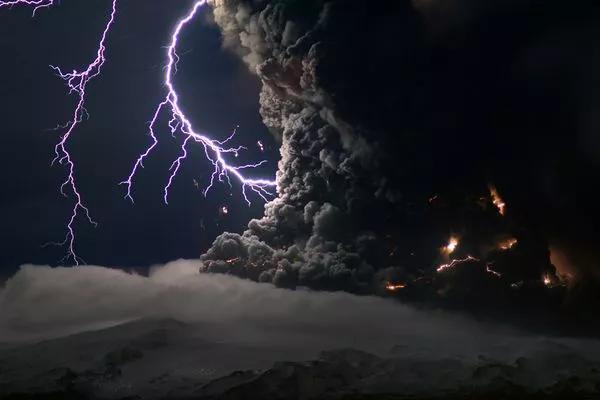 火山喷发自带“闪电”技能，这又是为何？