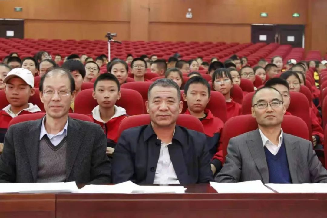 锡盟二中初中组举办"诵中华经典,做有德之人"为主题的