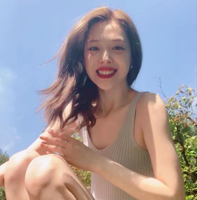 崔雪莉ins照更新,又白又嫩,死亡角度也没在怕的,网友