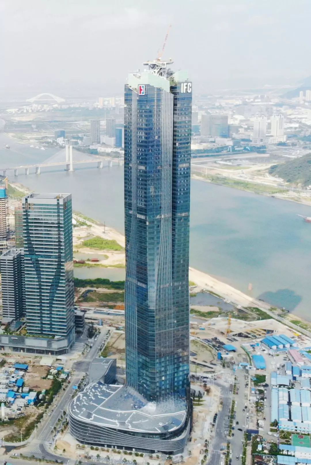 新高度丨三鑫科技承建珠海第一高楼横琴ifc塔楼幕墙正式封顶