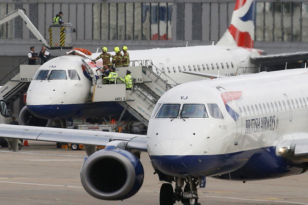 英国一男子爬上飞机趴在机身顶部进行抗议致航班延误