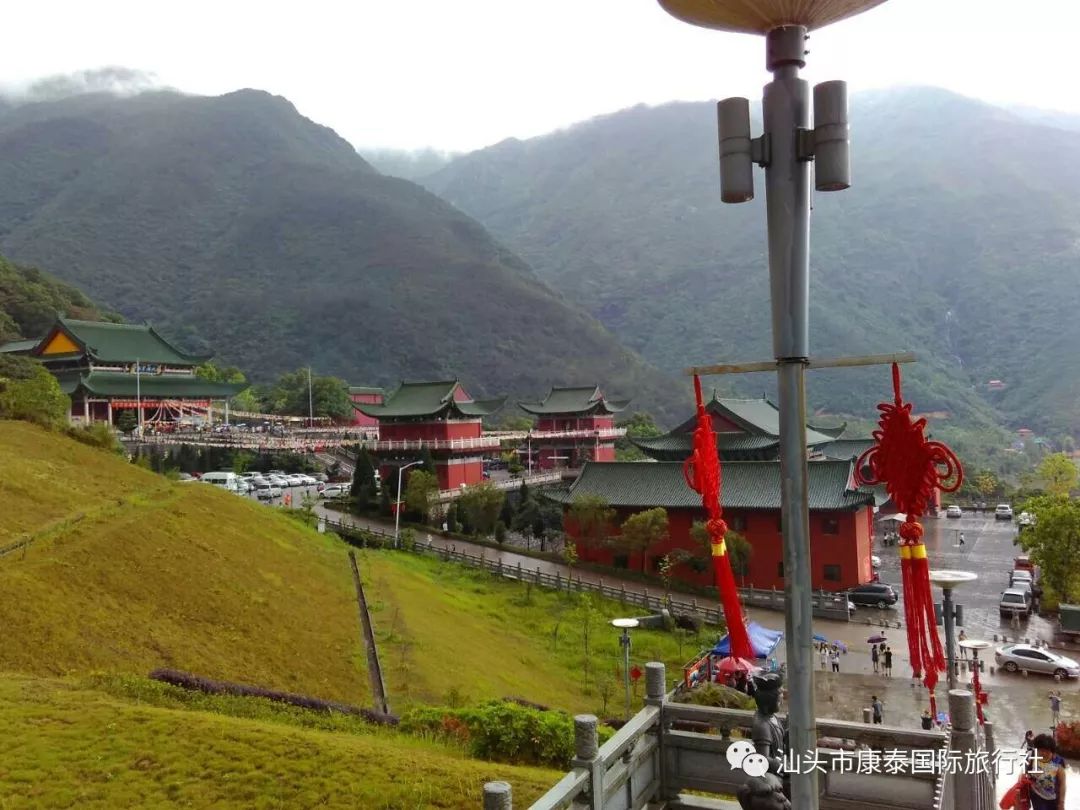 位于海丰县海城镇莲花山与银瓶山交趾之半岭山,地处汕尾八景"莲峰叠翠