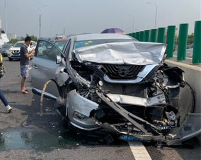 比亚迪宋pro高速路上连环追尾,公路坦克后继有人