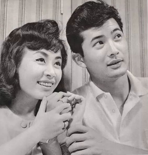 花下我独眠 日本演歌 上 川流不息の悲伤 古贺政