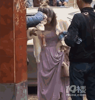 搞笑动图gif:咋的还非要拍大腿呀,伴娘还真让拍呀_控制