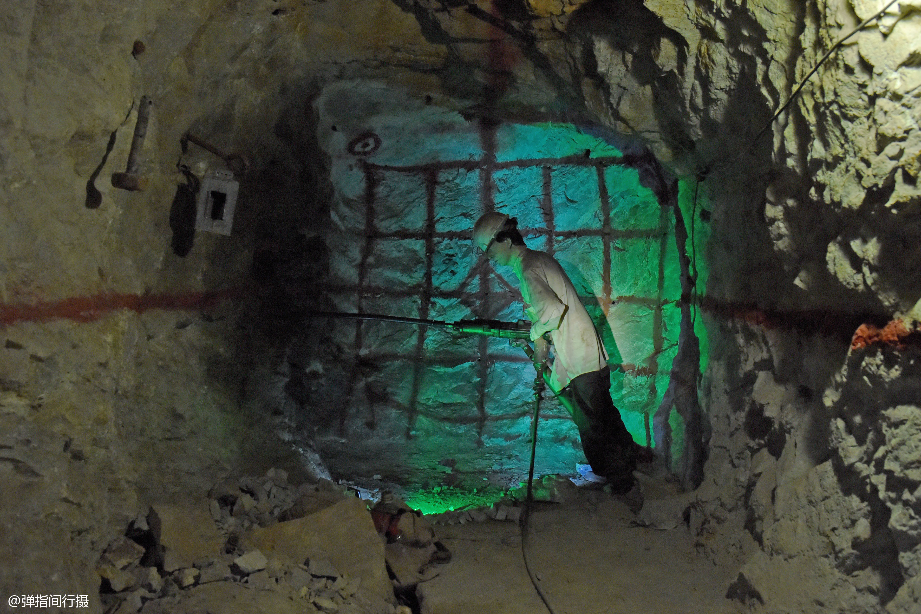 全球最深矿洞：4000米深专门挖金矿，从地表到底来回一趟近3小时_矿井