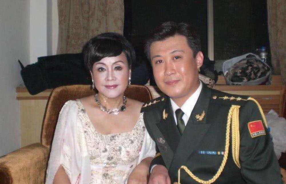 原创75岁李谷一近照,隐藏了36年的二婚老公,原来是我们熟悉的他