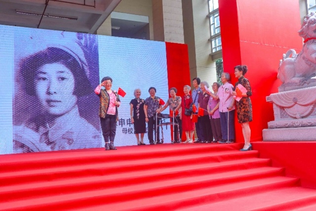 三百多幅珍藏老照片和若干历史实物，讲述羊城第一代航测女兵故事