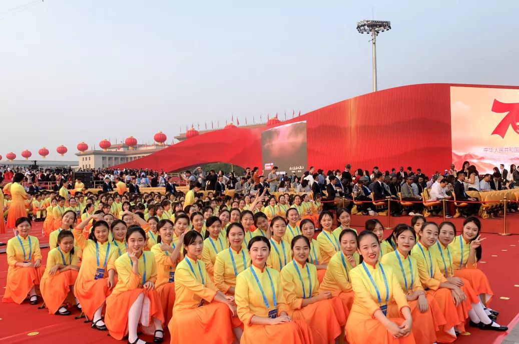 唱响爱国强音在10月1日的中华人民共和国成立70周年大会,阅兵式,群众