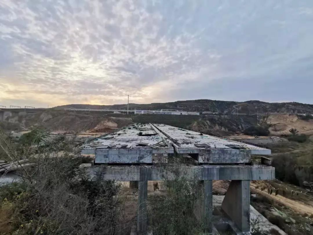 石楼段庄大桥是为当地居民,旅客通往火车站而建的一座跨河桥梁,项目
