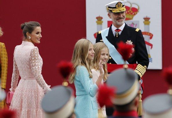 西班牙王室庆国庆!莱昂诺尔公主和妈妈穿粉裙