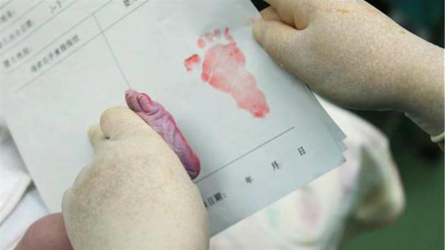 莹莹育儿：因女儿太漂亮，爸爸怀疑不是自己的，做完鉴定后，全家都乱了