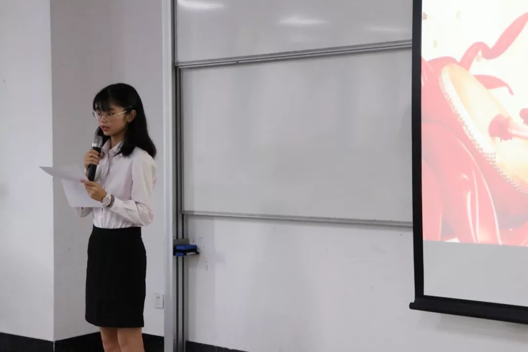 学校团委代表卢楠发言学校学生会代表陈书怀从往年出发,对信息科学