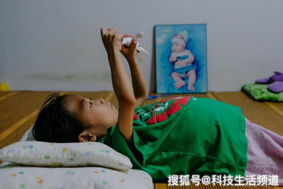 「科技生活频道」原创紧急求救！8岁少女急需救命药 父亲：她的肚子就要破裂而亡了