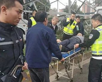突发西安西部大道发生车祸一大客车撞到高压电塔一人受伤高陵尚层mini