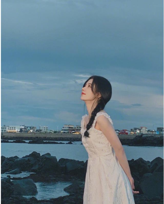 鞠婧祎海边造型好女神,一袭白色吊带连衣裙配扎麻花辫