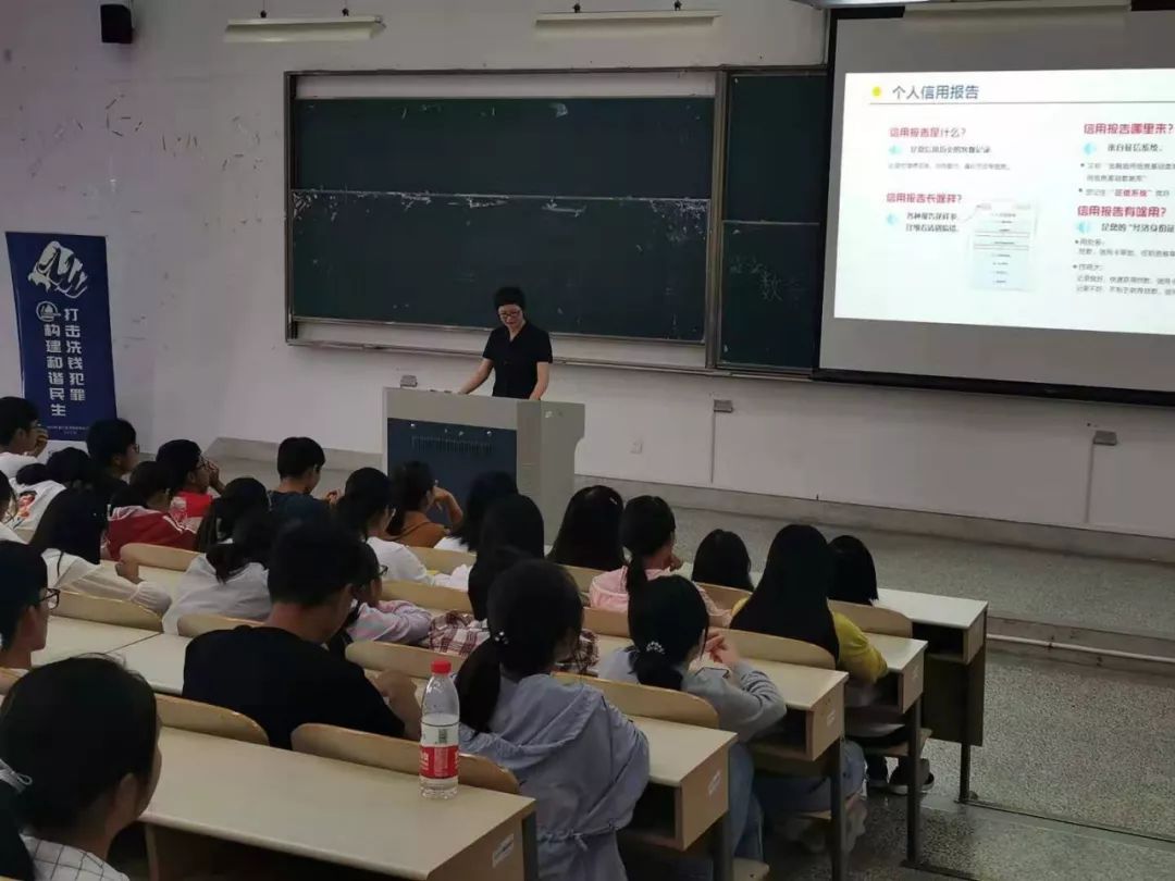 在阶梯教室,南通大学350余名入校新生