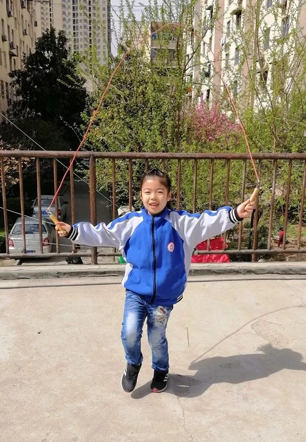让体育锻炼无处不在——西安交大阳光小学家庭体育锻炼活动