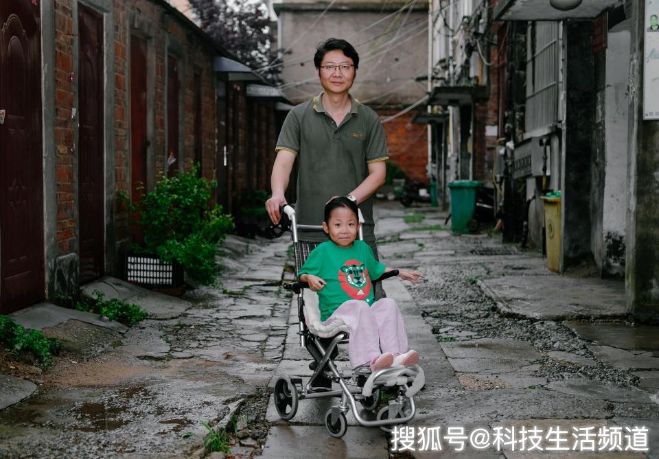 「科技生活频道」原创紧急求救！8岁少女急需救命药 父亲：她的肚子就要破裂而亡了