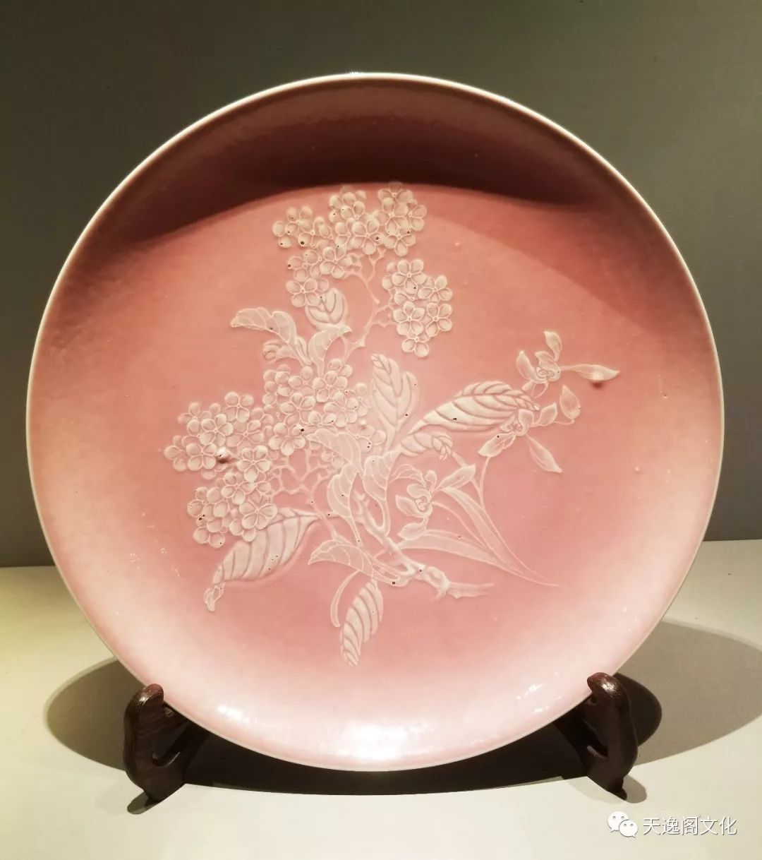 稀土粉地色釉堆白瓷盘 传王步风格 d31 预展时间:2019年10月13日-2019
