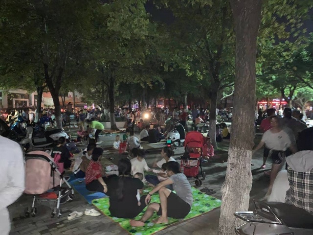 广西地震直击 北流市区学生已经走到操场上 樊生