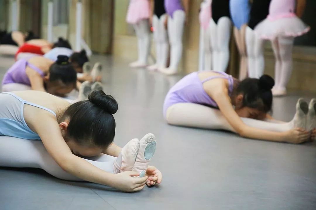 『海峡导报』心痛！7岁女孩舞蹈课练下腰，伤到脊髓高位截瘫！妈妈在医院直接崩溃……