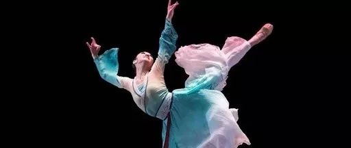 北京舞蹈学院美女跳《天边》, 舞姿优美,韵味十