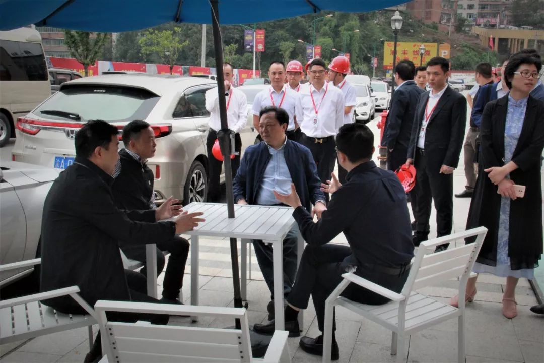 忠县政府江夏县长 甘露副县长莅临忠州购物公园视察指导!