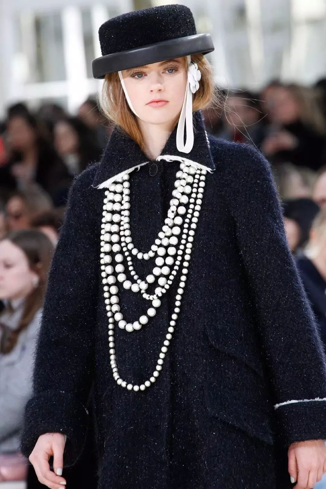 chanel 2016秋冬女装秀出现了大量chanel夫人时代的经典设计,标志性的