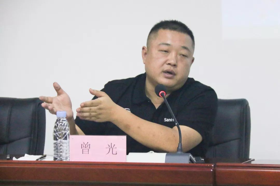 广东省篮球协会副秘书长,广东篮联体育发展有限公司总经理曾光