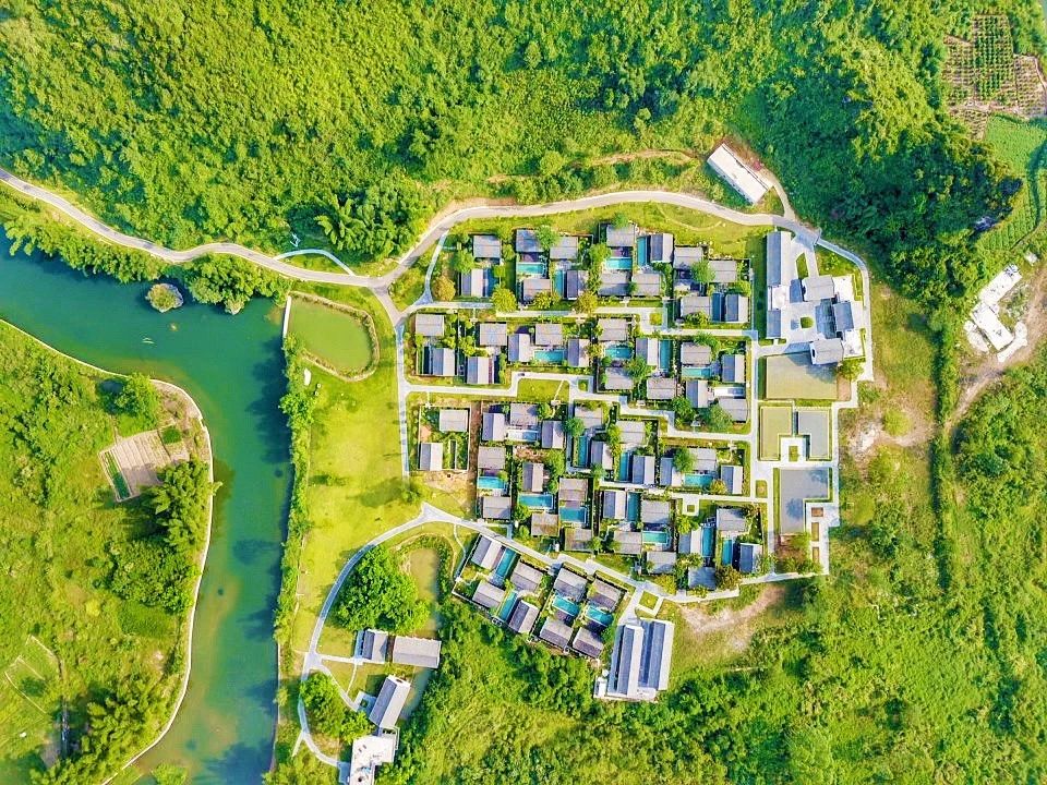 坐落在 十里画廊景区核心区域, 月亮山畔金宝河边, 周边景区有大榕树