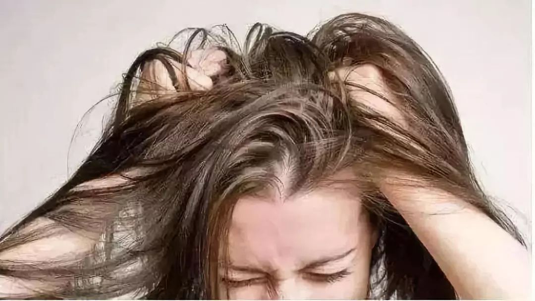 长。发友如果发现自己最近头发出油严重，可以尝试通过以下方式改善问题